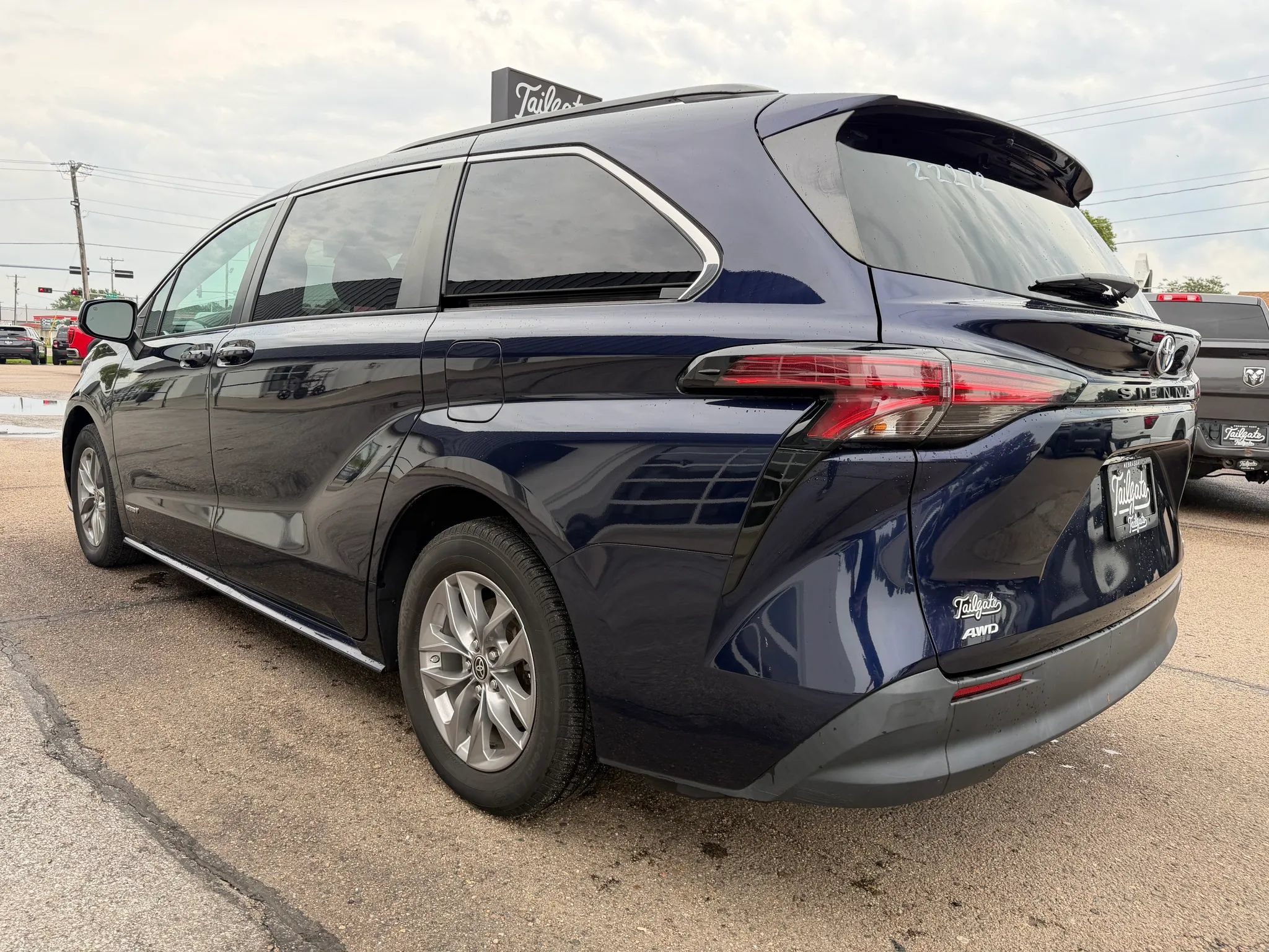 Used 2021 Toyota Sienna LE AWD/4WD image 4