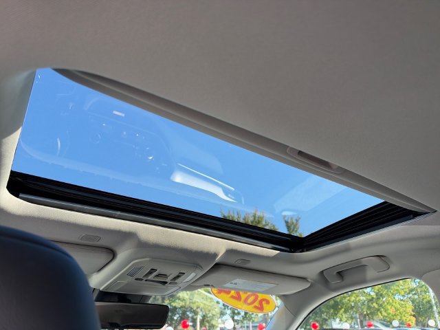 Used 2024 Toyota Highlander XLE FWD image 13