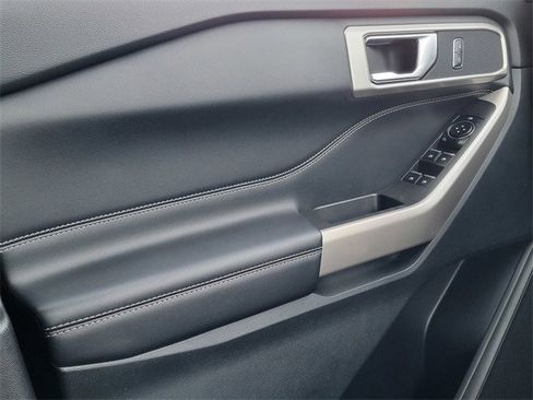 Certified 2022 Ford Explorer XLT w/ Equipment Group 202A image 38