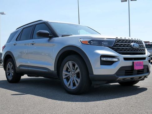 Used 2023 Ford Explorer XLT w/ Equipment Group 202A AWD/4WD image 13