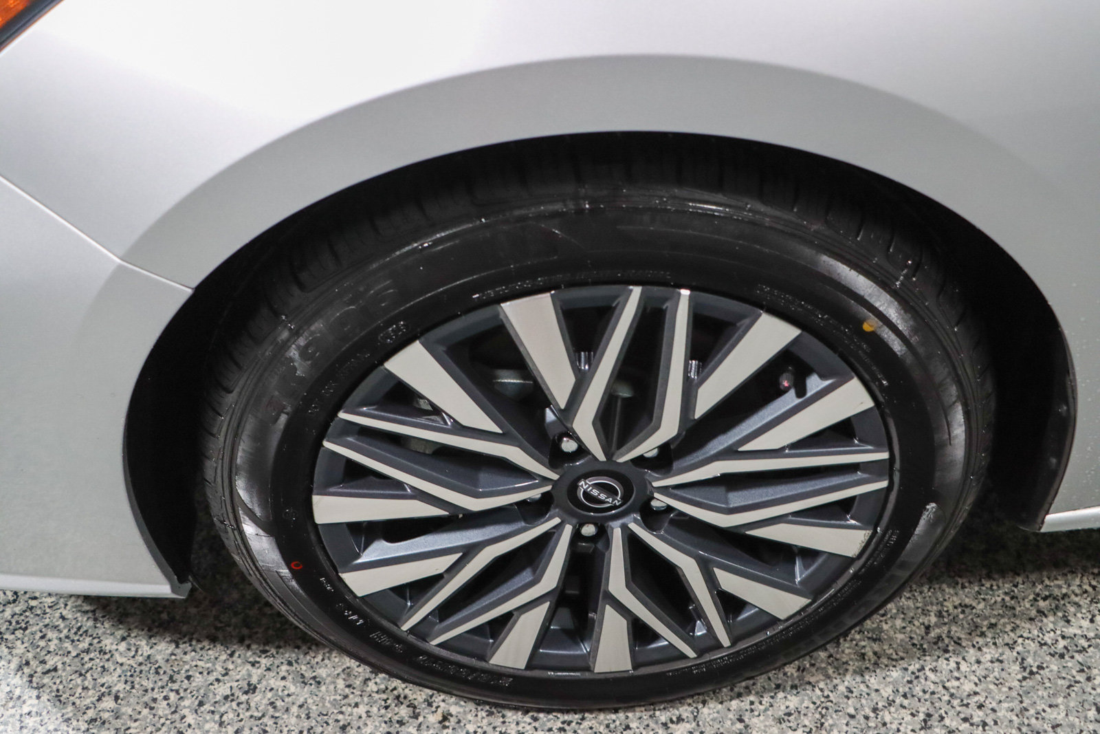 Used 2024 Nissan Altima 2.5 SV FWD image 11
