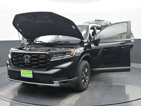 Used 2025 Honda Pilot TrailSport image 34