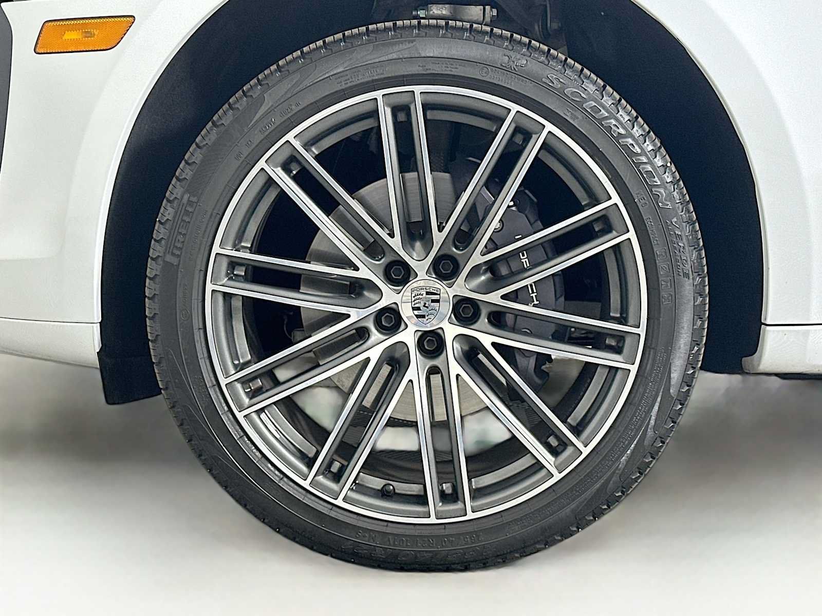 Certified 2025 Porsche Macan AWD/4WD image 33
