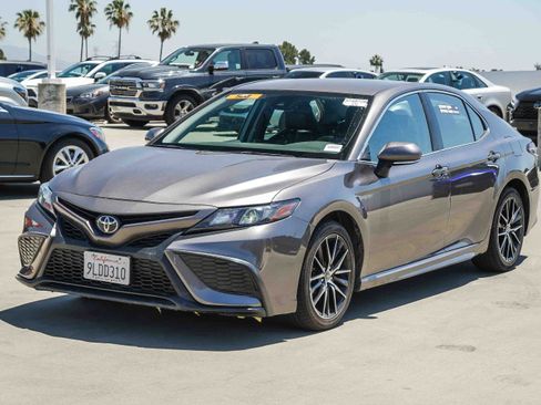 Used 2024 Toyota Camry SE w/ Cold Weather Package FWD image 3