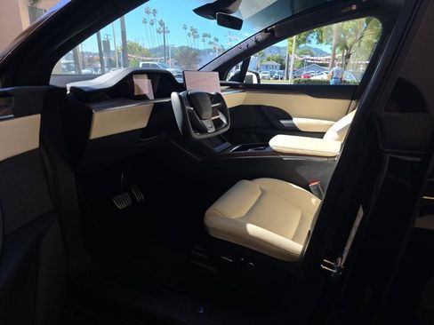 Used 2022 Tesla Model X Base image 4