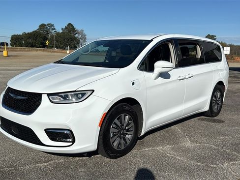 Used 2022 Chrysler Pacifica Touring-L image 4