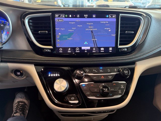 Used 2022 Chrysler Pacifica Touring-L w/ Uconnect Theater Family Group FWD image 17
