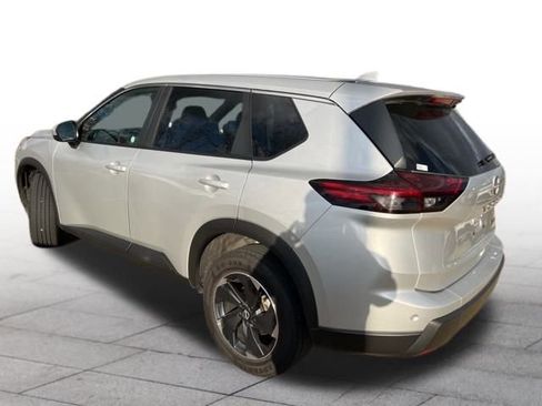 Used 2024 Nissan Rogue SV AWD/4WD image 4