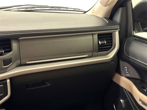 Used 2023 Ford Expedition XLT image 17