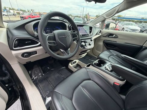 Used 2023 Chrysler Pacifica Touring-L FWD image 10