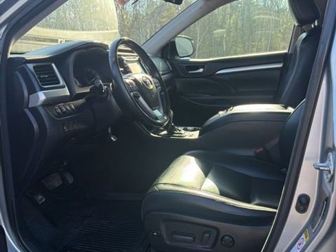 Used 2017 Toyota Highlander XLE image 11