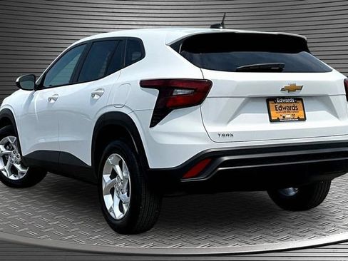 Used 2026 Chevrolet Trax LS w/ LS Convenience Package FWD image 4