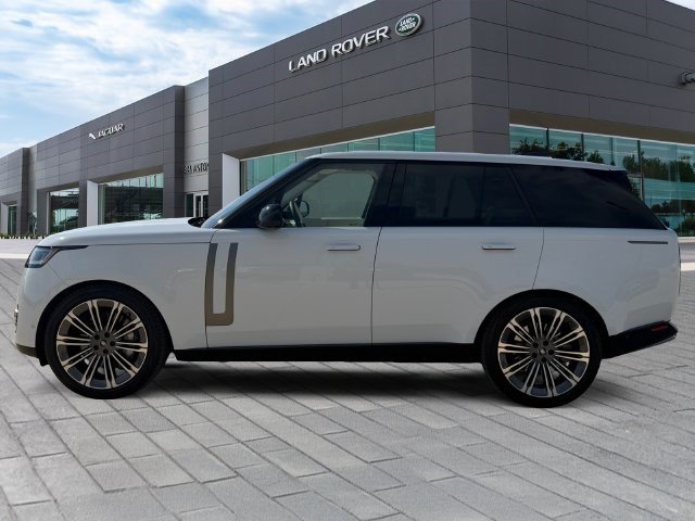 Used 2023 Land Rover Range Rover SE AWD/4WD image 2