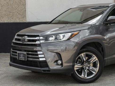 Used 2017 Toyota Highlander Limited Platinum FWD image 4