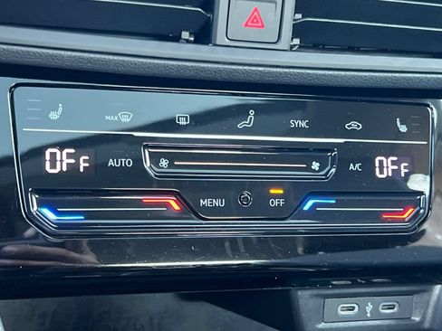 Used 2025 Volkswagen Jetta SE w/ Sunroof Package FWD image 19