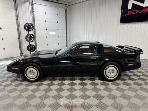 Used 1987 Chevrolet Corvette Coupe RWD image 2
