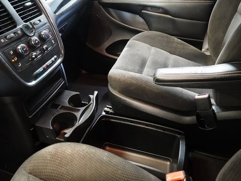 Used 2017 Dodge Grand Caravan SE image 18