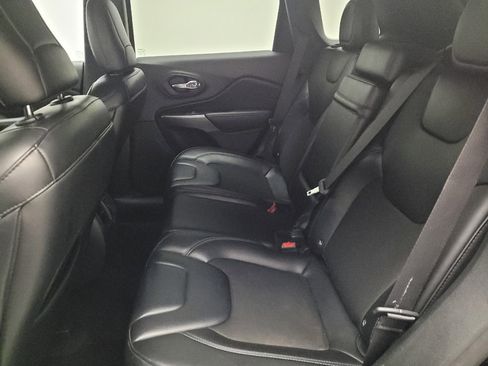 Used 2019 Jeep Cherokee Latitude Plus w/ Cold Weather Group image 18