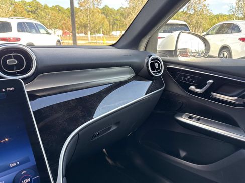 Used 2025 Mercedes-Benz GLC 300 image 24