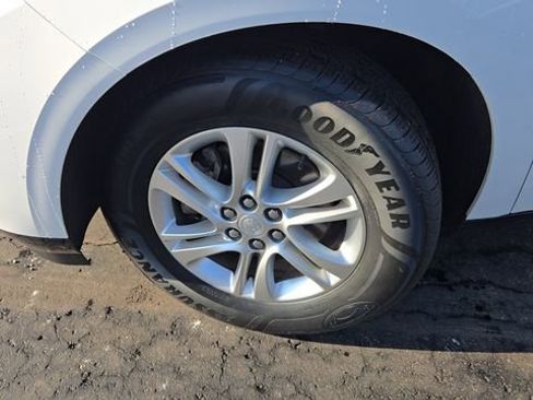 Used 2019 Buick Enclave Essence image 3