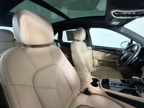 Used 2025 Porsche Macan AWD/4WD image 27