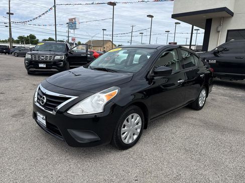 Used 2016 Nissan Versa SV FWD image 2