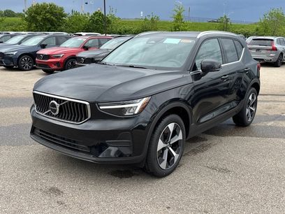 New 2025 Volvo XC40 B5 Core w/ Climate Package