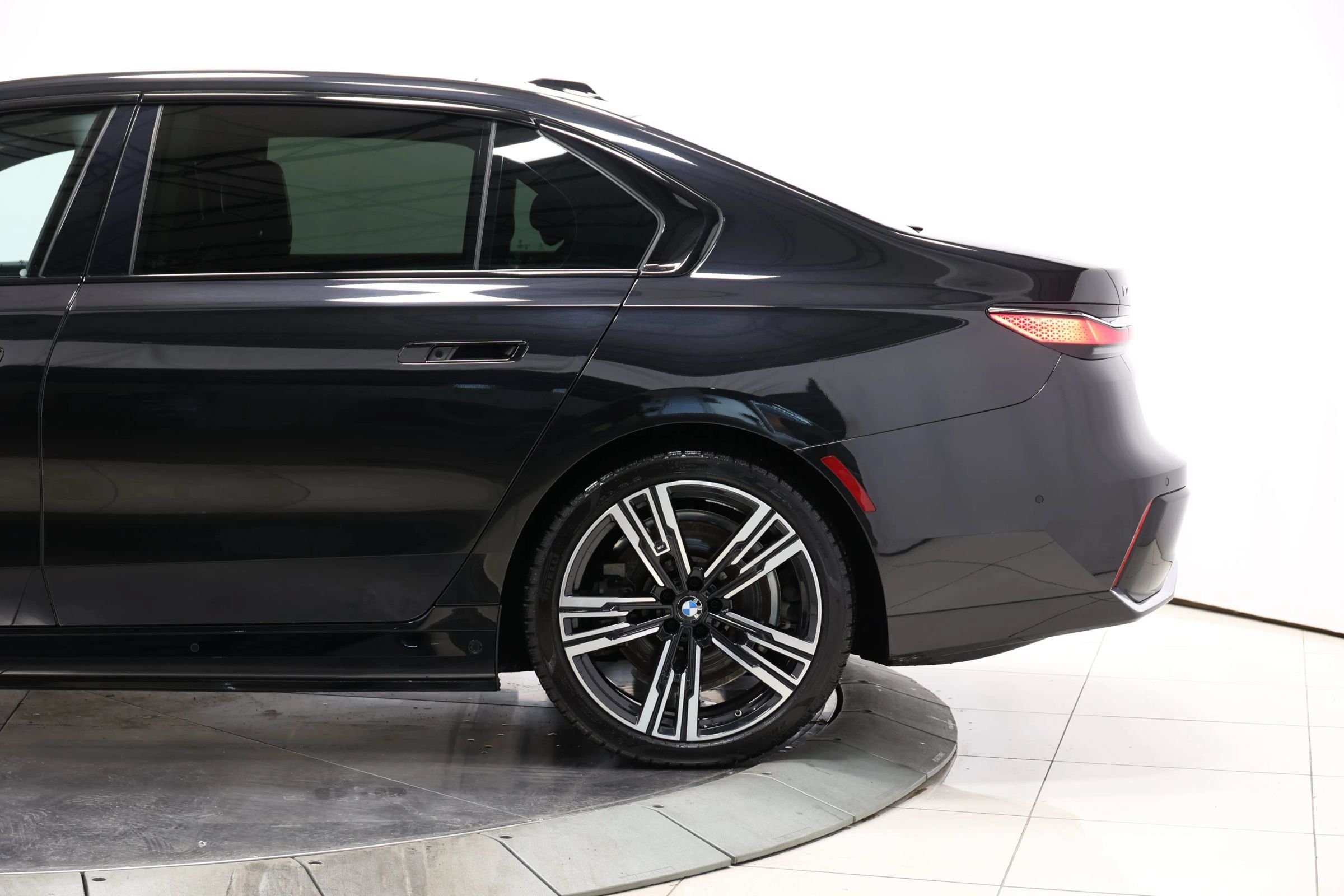 Used 2023 BMW i7 xDrive60 w/ Executive Package 2 AWD/4WD image 10