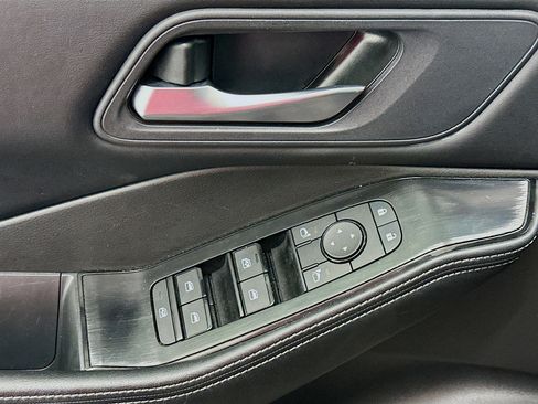 Used 2025 Nissan Rogue SV image 15