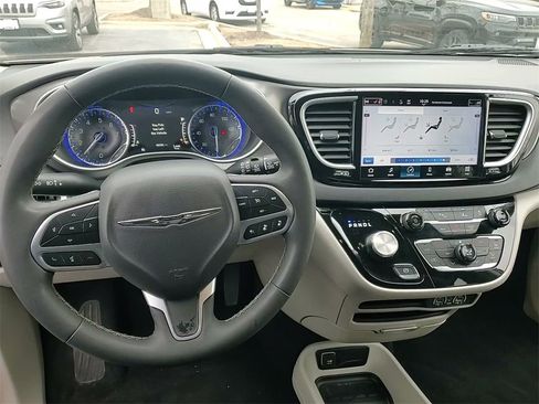 Used 2023 Chrysler Pacifica Touring-L image 32