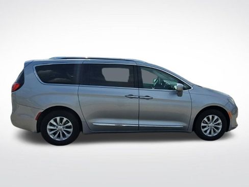 Used 2019 Chrysler Pacifica Touring-L FWD image 10