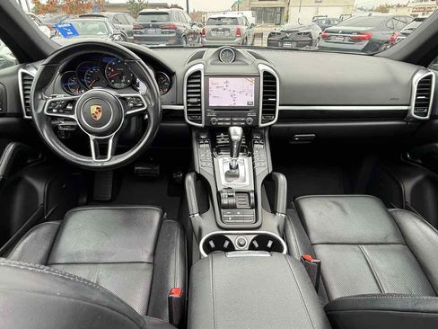 Used 2018 Porsche Cayenne Platinum Edition image 17