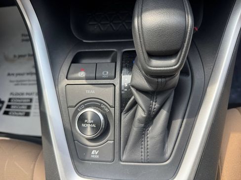 Used 2025 Toyota RAV4 XLE AWD/4WD image 19