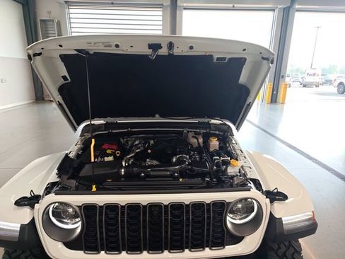Used 2025 Jeep Gladiator Rubicon AWD/4WD image 24
