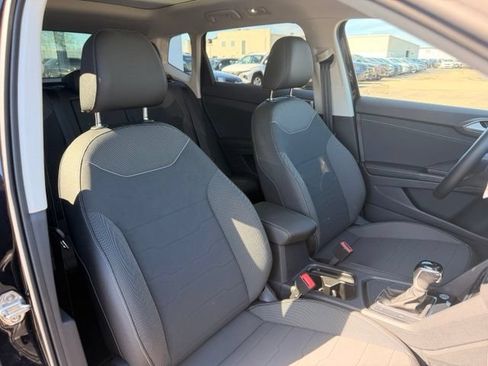 Certified 2025 Volkswagen Taos SE FWD image 21