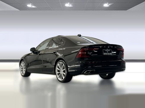 Used 2021 Volvo S60 T5 Momentum image 3