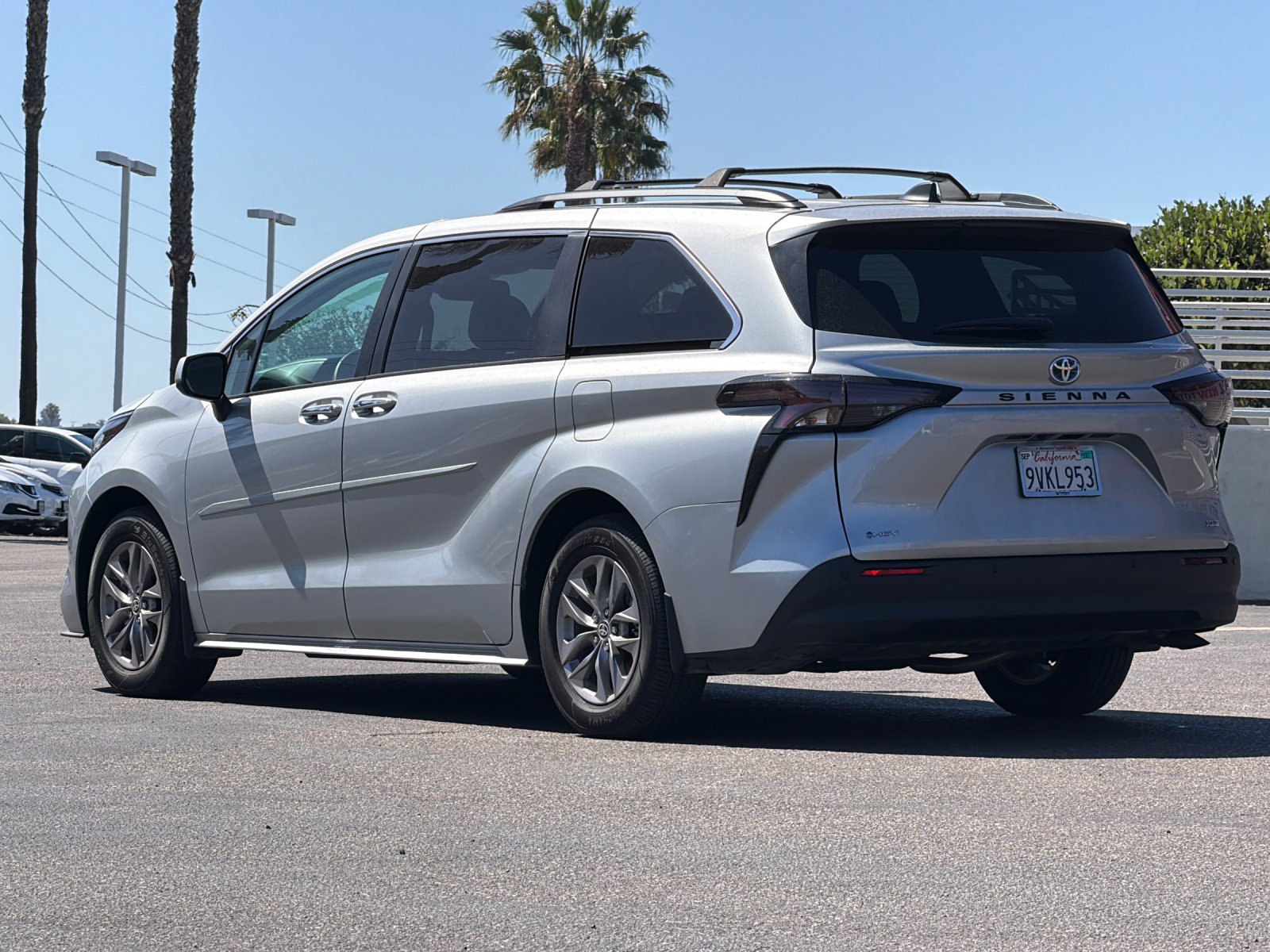 Used 2025 Toyota Sienna XLE w/ XLE Plus Package FWD image 3