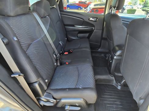 Used 2019 Dodge Journey SE image 18