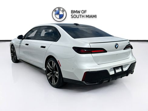 Certified 2025 BMW 740i w/ Premium Package RWD image 5