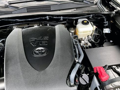 Used 2018 Toyota Tacoma TRD Off-Road w/ Technology Package AWD/4WD image 32