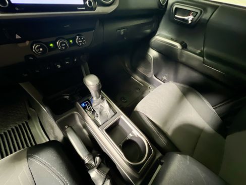 Used 2020 Toyota Tacoma TRD Sport w/ Technology Package RWD image 25