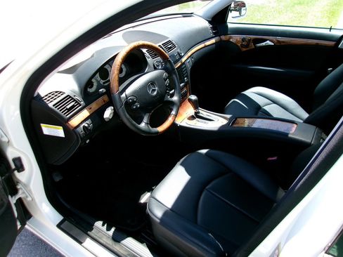 Used 2008 Mercedes-Benz E 350 4MATIC Sedan image 14