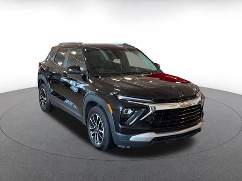 Used 2025 Chevrolet TrailBlazer LT image 3