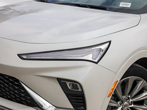 Certified 2024 Buick Envista Avenir image 3