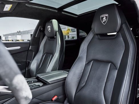 Used 2022 Lamborghini Urus AWD/4WD image 45