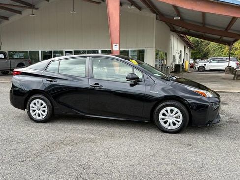 Used 2020 Toyota Prius LE image 3