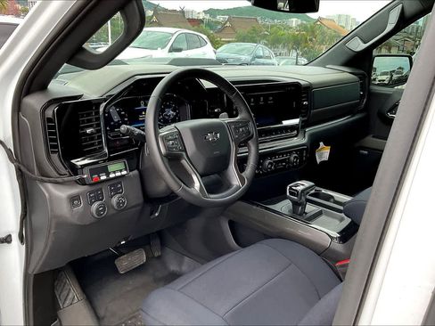 Used 2023 Chevrolet Silverado 1500 ZR2 image 2