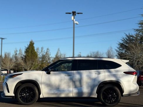 Used 2023 Toyota Highlander XSE image 2