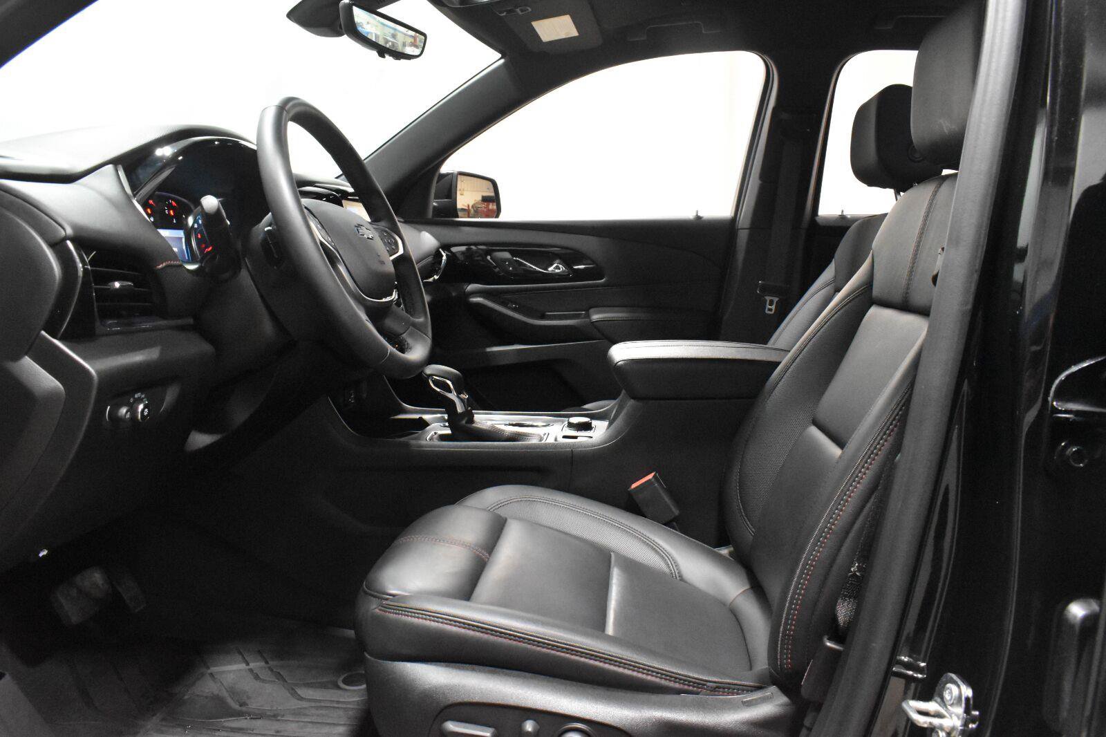 Used 2023 Chevrolet Traverse RS w/ LPO, Floor Liner Package FWD image 3