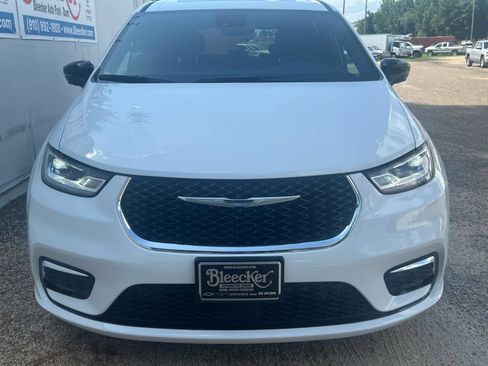 New 2025 Chrysler Pacifica Select w/ Uconnect Theater Family Group image 9